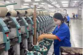 Au cours des 8 premiers mois de 2026, le textile-habillement figure toujours parmi les catégories de produits affichant un chiffre d'affaires à l'exportation supérieur à 10 milliards de dollars du Vietnam. (Photo : Vietnam+)