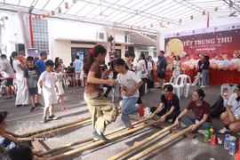 Le Comité de liaison de la communauté vietnamienne de Singapour organise chaque année la Fête de la mi-automne afin de renforcer les liens communautaires et de diffuser la culture vietnamienne. Photo : VNA