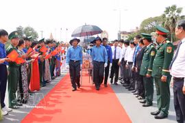 Le 12 mai 2026, au poste frontière international de Binh Hiep, le Comité populaire de la province de Tay Ninh a organisé une cérémonie pour accueillir les dépouilles de 158 soldats volontaires et experts vietnamiens morts au Cambodge. Photo : VNA
