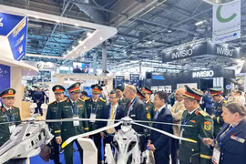 Le général de corps d'armée Nguyen Truong Thang et la délégation vietnamienne écoutent une présentation d’un partenaire français sur un modèle d’hélicoptère de combat. Photo: VNA