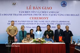 Des représentants de Da Nang et des États-Unis signent un accord portant sur la restitution d'objets historiques. Photo : VNA.