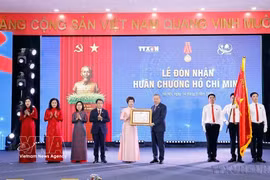 Le secrétaire général To Lam remet l'Ordre Hô Chi Minh (pour la troisième fois) à la VNA lors de la cérémonie commémorant le 80e anniversaire de sa fondation (15 septembre 1945 - 15 septembre 2025). Photo : VNA