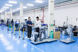 Ligne d'assemblage robotisée de transfert de plaquettes dans l'industrie des semi-conducteurs chez TAZMO Vietnam (Parc industriel de Long Hau, province de Tay Ninh). Photo: VNA