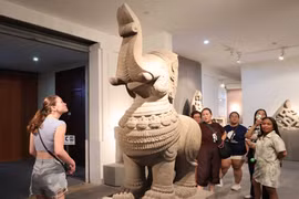 Des visiteurs découvrent les artefacts exposés au musée. Photo: Kha Pham – VNA