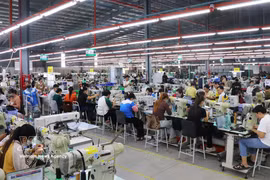 Les secteurs du textile-habillement et du cuir-chaussure s’orientent vers un modèle industriel allant au-delà de la sous-traitance et de l’assemblage, afin de se positionner sur des segments à plus forte valeur ajoutée, d’accroître le contenu technologique et de renforcer leur compétitivité. Photo: VNA