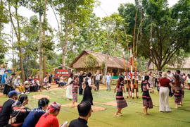 Échanges culturels dans l’espace du village traditionnel de l’ethnie Ba Na au Village culturel et touristique des ethnies du Vietnam, situé dans la commune de Doai Phuong, à Hanoï. Photo: VNA