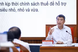 Le Premier ministre Le Minh Hung présente un thème sur le renforcement des capacités de gouvernance. Photo: VNA
