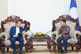 Le vice-Premier ministre lao, Saleumxay Kommasith (à droite) et le président de Vinachem, Phung Quang Hiep. Photo : VNA