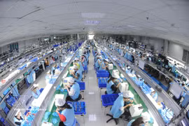 Chaîne de production électronique de l'entreprise Suntech – Zone industrielle de Thanh Van. Photo : VNA
