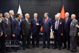 Le secrétaire général du Parti communiste du Vietnam et président de la République, To Lam rencontre des représentants des associations d’anciens combattants et d’amitié Russie-Vietnam. Photo: VNA