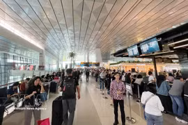 Des passagers s’entassent à l’aéroport international Soekarno-Hatta après l’annulation de nombreux vols. Photo: VNA