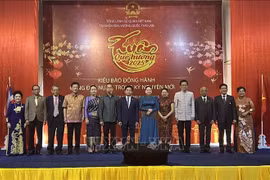 Le consul général Dinh Hoang Linh (au milieu) et son épouse avec des invités lors de l'événement. Photo: VNA