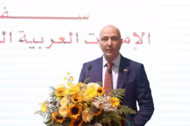 Un représentant de l'ambassade des Émirats arabes unis au Vietnam prend la parole lors de la conférence. Photo : VNA