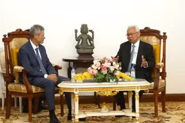 L'ambassadeur du Vietnam au Cambodge, Nguyên Minh Vu (gauche) rencontre le président du Conseil constitutionnel Im Chhun Lim. Photo: VNA