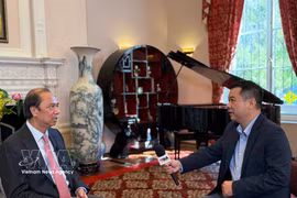 L'ambassadeur du Vietnam aux États-Unis, Nguyen Quoc Dung (gauche) accorde une interview au reporter de la VNA. Photo: VNA