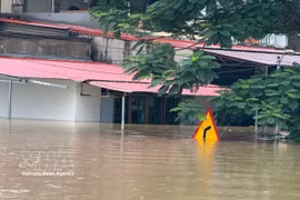 Dans la commune de Kim Tan, province de Thanh Hoa, le premier étage de maisons à deux ou trois niveaux est déjà submergé à plus de la moitié. Photo: VNA