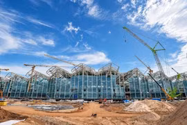 Selon un représentant du Conseil de gestion du projet de l’aéroport international de Phu Quoc, relevant du groupe Sun, 7 671 ouvriers et ingénieurs sont actuellement mobilisés sur le complexe aéroportuaire. Photo : VNA