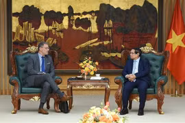 Le Premier ministre Pham Minh Chinh (gauche) et l'ambassadeur de France au Vietnam, Olivier Brochet. Photo: VNA