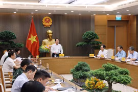 Lle vice-Premier ministre Le Tien Chau a présidé une réunion de travail consacrée à l’état d’avancement de la construction d’écoles primaires et secondaires à régime d’internat dans les communes frontalières. Photo : VNA