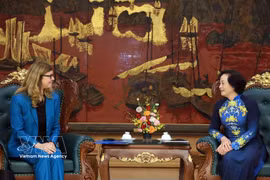 La vice-Première ministre Pham Thi Thanh Tra (à droite) reçoit Silvia Danailov, représentante du Fonds des Nations Unies pour l'enfance (UNICEF) au Vietnam. Photo : VNA
