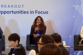 Shanti Alexander (au centre), directrice des campagnes et des programmes politiques pour la région Asie-Pacifique chez Meta, et Thao Dao, responsable de la stratégie et des opérations pays chez Google, participent à un atelier lors du Forum de l'ASEAN à Singapour. Photo : VNA