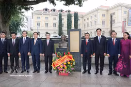 Tran Cam Tu, membre permanent du Secrétariat du Comité central, et la délégation de haut niveau du Parti communiste vietnamien devant la statue du Président Hô Chi Minh, dans l'enceinte du Musée des civilisations asiatiques à Singapour. Photo : VNA