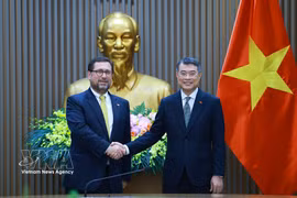 Le Premier ministre Le Minh Hung (droite) reçoit le ministre chilien des Affaires étrangères Francisco Pérez Mackenna. Photo: VNA