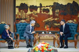Le Premier ministre Le Minh Hung reçoit le professeur Tran Thanh Van et son épouse, la professeure Le Kim Ngoc. Photo: VNA