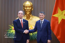 Le Premier ministre Le Minh Hung reçoit l’ambassadeur de Cuba au Vietnam, Rogelio Polanco Fuentes. Photo: VNA