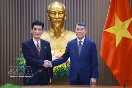 Le Premier ministre Le Minh Hung (droite) et l’ambassadeur nord-coréen Ri Sung Guk. Photo: VNA