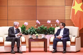 Le Premier ministre Pham Minh Chinh (droite) et Scott Morris, vice-président de la BAD pour l'Asie de l'Est et du Sud-Est et le Pacifique. Photo: VNA