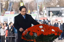 Le Premier ministre vietnamien Pham Minh Chinh et la délégation l'accompagnant ont déposé, le 23 mars au matin (heure locale), des fleurs au pied du monument du Président Ho Chi Minh ainsi qu’à la Tombe du Soldat inconnu à Moscou. Photo : VNA