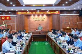 Le Premier ministre Pham Minh Chinh, accompagné d'une délégation de travail, a eu le 29 novembre à Dak Lak une réunion en ligne et en présentiel avec les représentants des quatre provinces du Centre-Sud. Photo: VNA