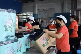 Des ouvrières de l'usine de plastique Dai Dong Tien à Hô Chi Minh-Ville étiquettent les produits.