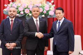 Le général Luong Tam Quang, membre du Bureau politique, ministre vietnamien de la Sécurité publique (à droite) reçoit Murat Kaya, vice-président du conseil d’administration et cofondateur du groupe ICT et Adalat Bakhishov, président du groupe ANVI. Photo: VNA