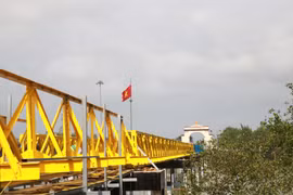 Le garde-corps et la structure en acier arborent les deux couleurs emblématiques, le bleu et le jaune. Photo : VNA