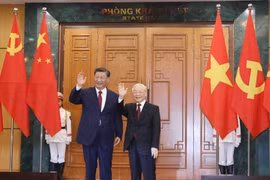 Le 12 décembre 2023, à Hanoï, le secrétaire général du CC du PCV, Nguyen Phu Trong (à droite), s'entretient avec le secrétaire général du CC du PCC et président chinois, Xi Jinping, lors de sa visite d'État au Vietnam. Photo : VNA