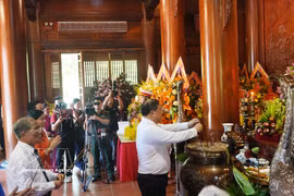 Pham Gia Tuc, membre du Bureau politique, secrétaire adjoint permanent du Comité du Parti du gouvernement et vice-Premier ministre permanent, lors de la cérémonie d’offrande d’encens à la mémoire du Président Ho Chi Minh sur le site historique de Kim Lien, sa terre natale. Photo : VNA