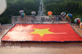 Le grand drapeau mesure 2.025 m² (60 m de long sur 33,75 m de large) et pèse environ 320 kg. Photo : VNA