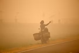 Le brouillard de fumée provoqué par les incendies de forêt et de terres recouvre la ville de Palangka Raya, dans la province de Kalimantan central, en Indonésie, le 13 octobre 2026. Photo: Xinhua/VNA