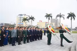 Le secrétaire général du Parti, Tô Lâm et d'autres dirigeants déposent des gerbes de fleurs et offert de l'encens aux martyrs héroïques sur un site commémoratif de la ville de Da Nang, le 29 mars. Photo: VNA