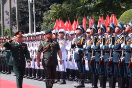 Nguyen Tan Cuong, chef d’état-major général de l’Armée populaire du Vietnam et vice-ministre de la Défense (à gauche), et le général Dato Paduka Seri Haji Muhammad Haszaimi Bin Bol Hassan, commandant des Forces armées royales du Brunei, passent en revue de la garde d'honneur de l'Armée populaire du Vietnam. Photo : VNA