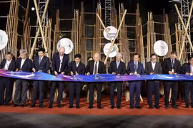  Les délégués coupent le ruban d'inauguration du salon. Photo: VNA