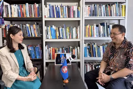 Le Dr Arisman (à droite), directeur exécutif du Centre d’études sur l’Asie du Sud-Est (CSEAS) d’Indonésie dans une interview accordée à l’Agence vietnamienne d’Information (VNA). Photo : VNA