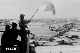 Drapeau de la libération flottant à l'aéroport de Tan Son Nhat, le 30 avril 1975. (Photo : Quang Thanh/VNA)