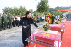 La vice-Première ministre Pham Thi Thanh Tra, présidente du Comité national chargé de la recherche, du rapatriement et de l’identification des restes des martyrs, offre de l’encens en hommage aux héros morts pour la Patrie. Photo: VNA