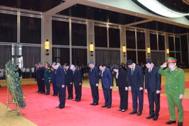 Le secrétaire général du Parti communiste du Vietnam Tô Lâm s'est rendu à Vientiane pour rendre hommage à Khamtay Siphandone. Photo: VNA 
