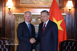 Le secrétaire général du Parti communiste vietnamien (PCV) et président To Lam (à droite) rencontre Chip Kaye, président de Warburg Pincus. Photo : VNA
