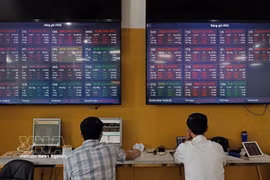 Des clients effectuent des transactions au siège de la société Bao Viet Securities à Hanoï. Photo : VNA.