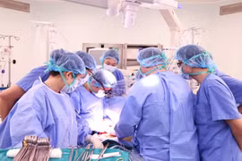 Le 9 novembre, l’Hôpital militaire central 108 a annoncé avoir réalisé avec succès une greffe multi-organes prélevée sur un donneur en état de mort cérébrale, sauvant six patients en état critique et deux autres en attente de transplantation. Photo : Hôpital militaire central 108